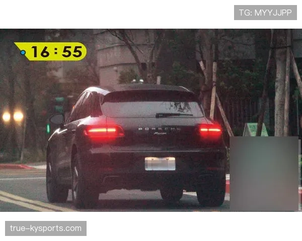 柳雅慧穿拖鞋逛菜市场,购物袋全是名牌,外面还停着一排豪车,我笑出声